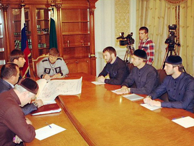 Рамзан Кадыров произвел структурные изменения в своем правительстве: упразднил сразу три министерства и на их базе создал объединенное, поставив в его главе "опытного руководителя"