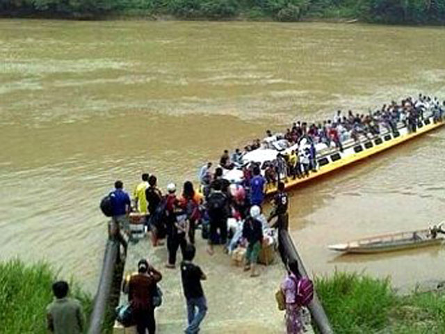 Паром, на борту которого находились более 200 человек, потерпел крушение на реке Раджанг в малайзийском штате Саравак (остров Борнео)