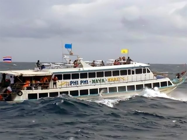 Туристическое судно Puean Foong II, двигавшееся по маршруту острова Пхи-Пхи - Пхукет, потерпел бедствие в 15 морских милях от пункта назначения