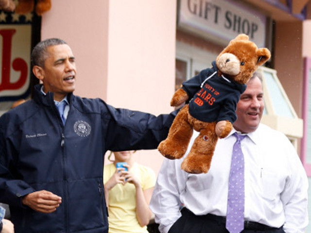 Президент США Барак Обама посетил штат Нью-Джерси, наиболее сильно пострадавший в октябре прошлого года от обрушившегося на Восточное побережье страны урагана "Сэнди"