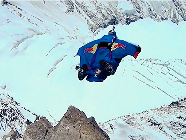 В канун 60-летия покорения самой высокой горы мира, 48-летний российский бейс-джампер и альпинист Валерий Розов совершил прыжок с северной стены Эвереста