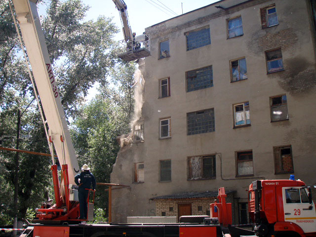 В городе Новочеркасске Ростовской области в одном из общежитий произошло обрушение угла здания со второго по пятый этажи