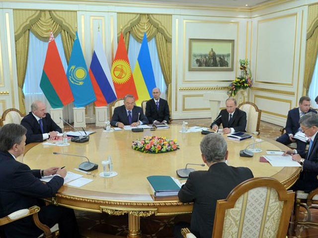 Путин, Лукашенко и Назарзбаев пообещали Януковичу дать Украине статус наблюдателя 