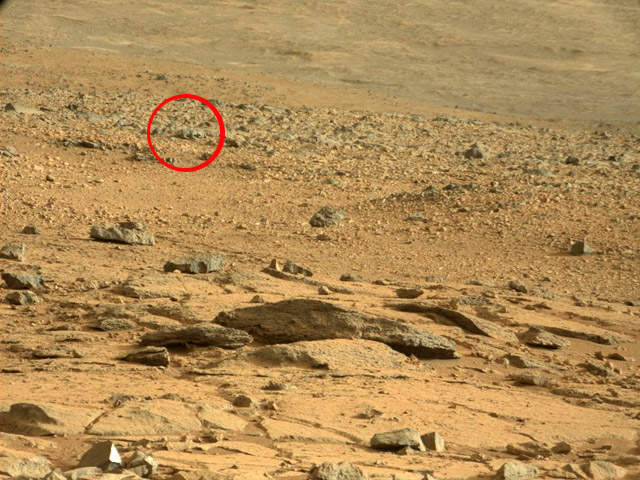 Энтузиасты, внимательно изучающие фото, сделанные марсоходом Curiosity, в очередной раз поделились своей "шокирующей находкой" на Красной планете.