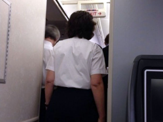 Пилоты самолета авиакомпании United Airlines, летевшего по маршруту Чикаго-Пекин, были вынуждены сделать экстренную посадку на Аляске из-за того, что некая женщина совершила попытку суицида прямо на его борту в туалетной комнате
