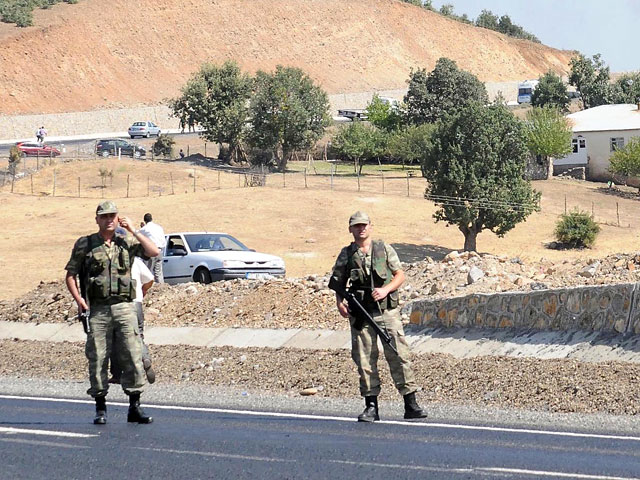 В городе Адана на юге Турции местные силы безопасности задержали дюжину человек, перевозившую отравляющий газ зарин в Сирию