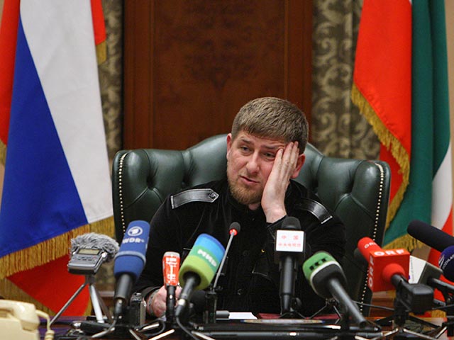 Главу Чечни Рамзана Кадырова возмутил сюжет телеканала РБК, в котором две жительницы Грозного якобы используют российский флаг для переноски листьев и скошенной травы