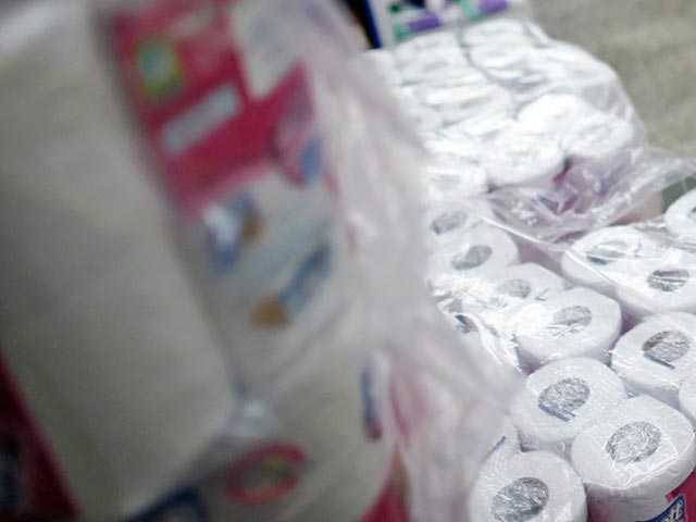 Венесуэльские полицейские обнаружили в одном из пригородов Каракаса тайный склад, где хранилось 2450 упаковок (по 24 рулона в каждой) столь дефицитной в стране туалетной бумагой
