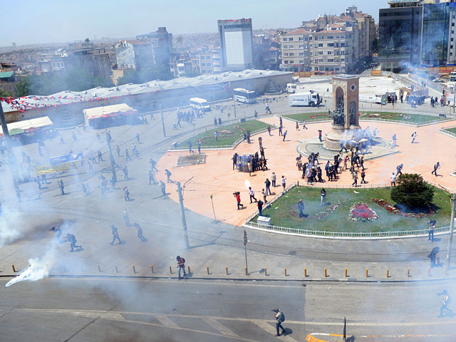 На четвертый день акции противников вырубки деревьев из-за строительства торгового центра в парке Гези в Стамбуле, местная полиция перешла к решительным действиям - она применила водометы и слезоточивый газ против демонстрантов