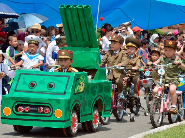 Северная Корея в Международный день защиты детей провела детский военный парад. Маленькие участники военного парада были одеты в военную форму, а некоторые из них даже управляли игрушечными машинами, декорированными под военную технику