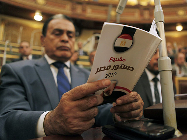 Высший конституционный суд Египта постановил распустить верхнюю палату парламента - Совет шуры - признав ее избрание противоречащим основному закону и закону о выборах