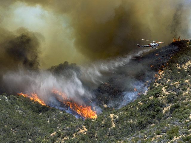 Более 2000 человек были эвакуированы в калифорнийском округе Лос-Анджелес из-за масштабных лесных пожаров