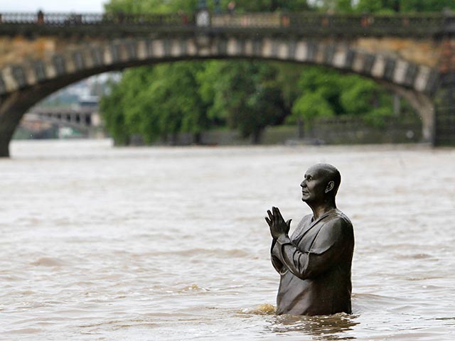 Германия и Чехия готовятся к масштабному наводнению, вызванному непрекращающимися дождями. В столице Чехии Праге и еще 40 городах на юге страны объявлен третий, самый высокий уровень опасности