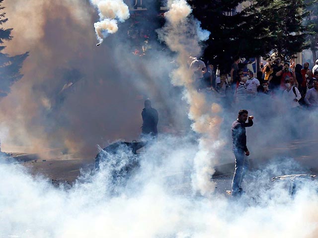 Сотрудники полиции Турции применили слезоточивый газ против демонстрантов в Анкаре, когда толпа направилась к резиденции премьера