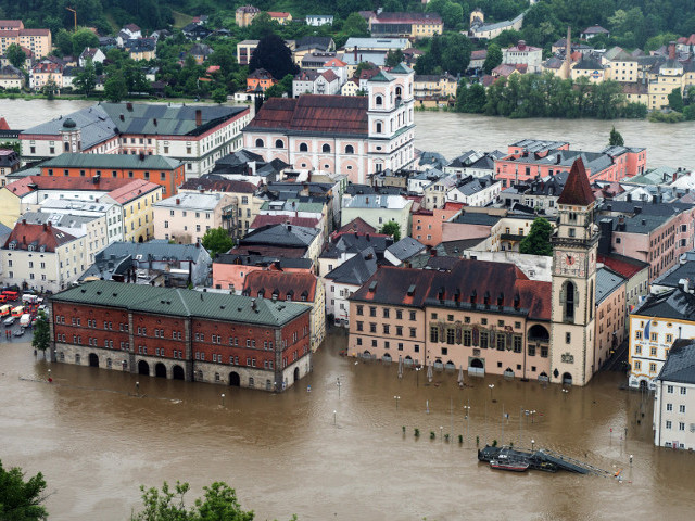 На юге и юго-востоке Германии из-за затяжных ливней поднимается уровень воды в Эльбе и Дунае, и ситуация становится все более напряженной