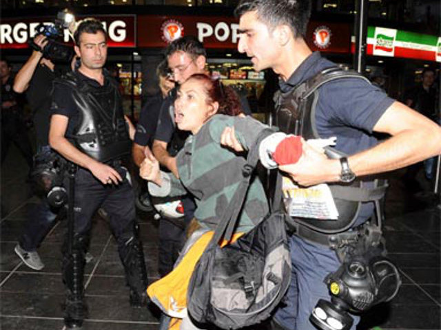 В Турции арестованы около двух тысяч человек в ходе уличных акций, начавшихся как знак протеста против планов властей построить на месте парка Гези в Стамбуле торгово-развлекательный комплекс, но вылившихся в антиправительственные демонстрации