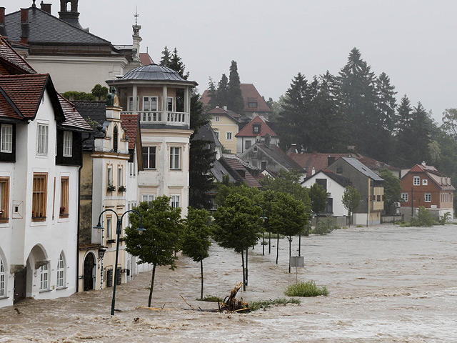 Сразу в нескольких странах Европы ситуация становится все более напряженной из-за вызванных затяжными дождями наводнений