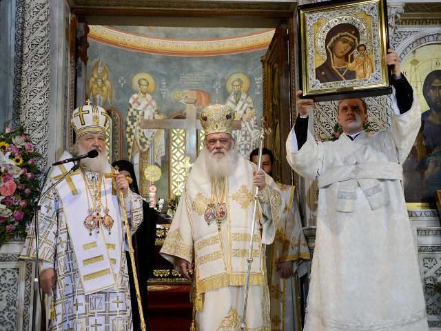 Визит патриарха Кирилла в Грецию поддерживает греков в период кризиса, заявил архиепископ Иероним