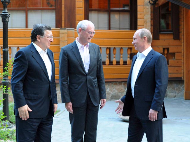 Путин лично встретил перед входом в правительственную резиденцию "Малый исток" председателя Европейского совета Хермана ван Ромпея, главу Еврокомиссии Жозе Мануэла Баррозу