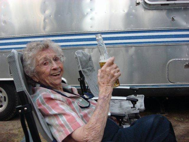 Жительница американского штата Айдахо Дороти Кастер отметила 102-й день рождения, прыгнув с парашютом с моста высотой почти 150 метров
