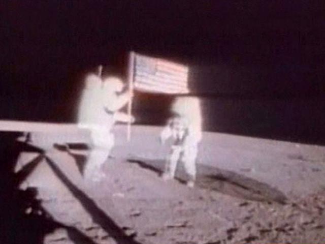 В США нашли утерянную лунную пыль, привезенную еще Армстронгом после первой прогулки по Луне