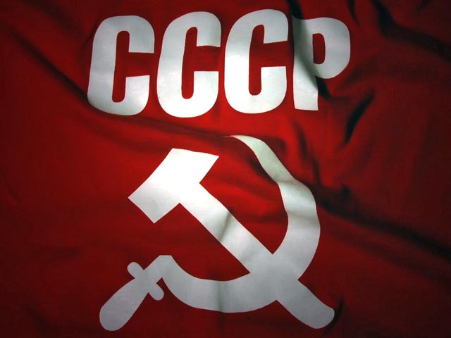 Заседавший более 10 часов суд постановил, что закон, запрещающий использование советской символики в политических целях, не только противоречит основному закону страны, но и "является нарушением прав человека