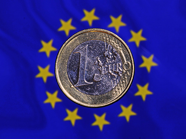 Еврокомиссия в среду поддержит вступление Латвии в еврозону, отметив при этом высокую долю вкладов нерезидентов из России в латвийском банковском секторе