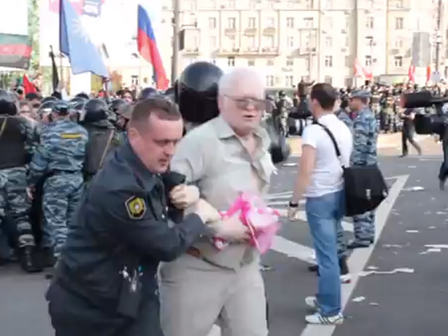 Олег Гарига получит 20 тысяч 200 рублей в качестве возмещения за незаконное задержание во время митинга 6 мая 2012 года