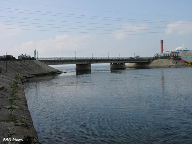 Водолазы обнаружили тело одного из подростков, которые спрыгнули с моста на Канонерском острове Санкт-Петербурга