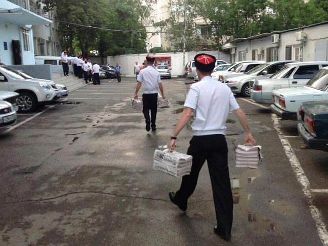 Краснодарские казаки изъяли газету "За Навального", порочащую честь первых лиц государства