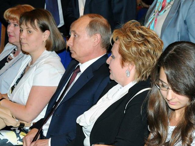 Президент РФ Владимир Путин взволновал прессу тем, что появился на балете "Эсмеральда" вместе со своей супругой Людмилой Путиной