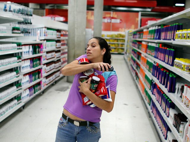 Во втором по численности венесуэльском штате Сулия местные власти решили ввести систему продовольственных карточек