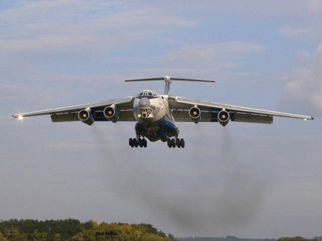 В Красноярске в грузовом самолете Ил-76 сработало табло "неисправность в двигателе"