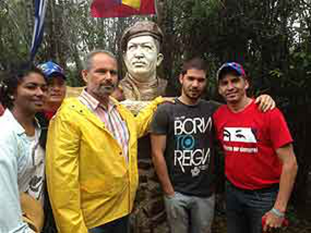 Кубинские энтузиасты водрузили бюст скончавшегося президента Венесуэлы Уго Чавеса на одну из самых высоких вершин страны: пик Каракас (1,23 тыс. м), в горах Сьерра-Маэстра, на востоке острова