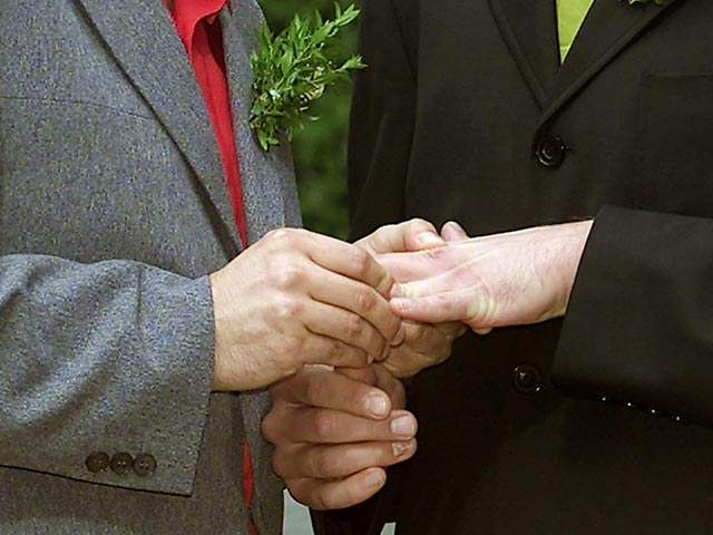Конституционный суд ФРГ приравнял в налоговой сфере однополые партнерства к обычным бракам. На партнерства будет распространяться налогообложение супругов, при котором учитывается их совместный доход