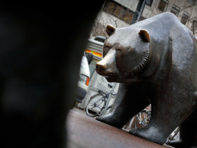 Биржевой медведь явно "знает то, что не знают другие, например, о грядущем банкротстве какой-нибудь крупной российской компании"