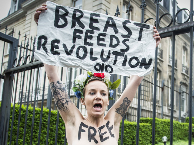 Активистки движения Femen в пятницу утром провели очередную акцию в поддержку своей тунисской подруги Амины