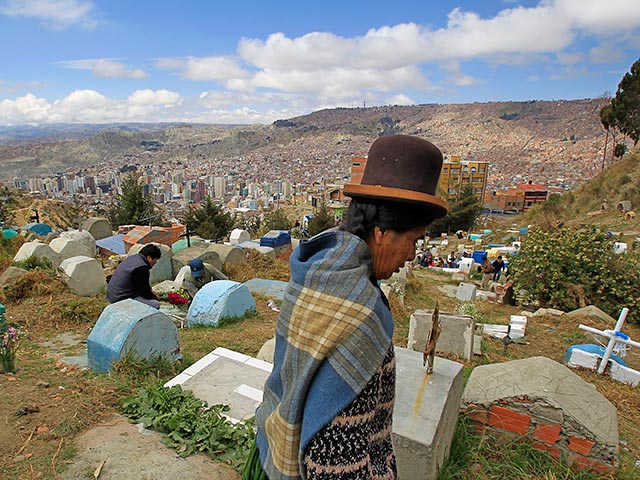 В Боливии линчеватели заживо похоронили 17-летнего насильника вместе с его жертвой
