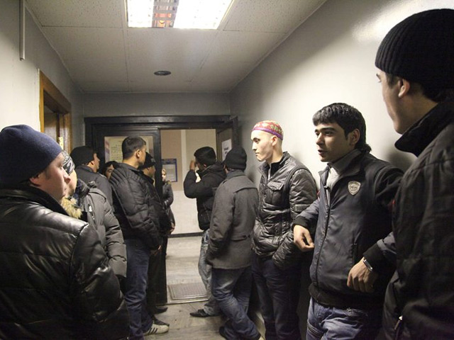 Появление правоохранителей в молельной комнате в столичном районе Печатники закончилось массовыми задержаниями