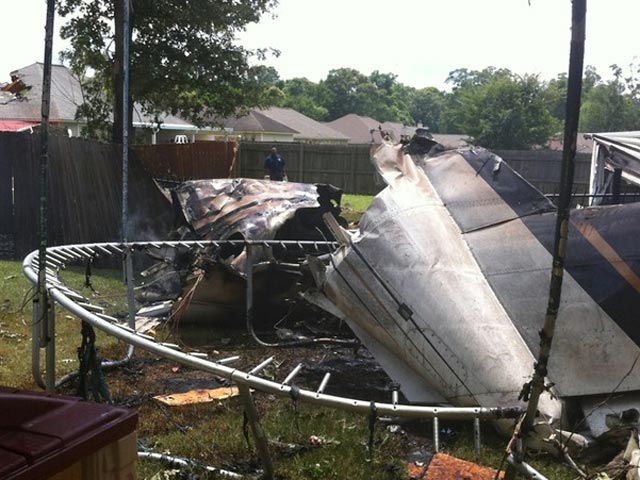 Небольшой самолет упал на жилые дома неподалеку от аэропорта в городе Бейкер американского штата Луизиана