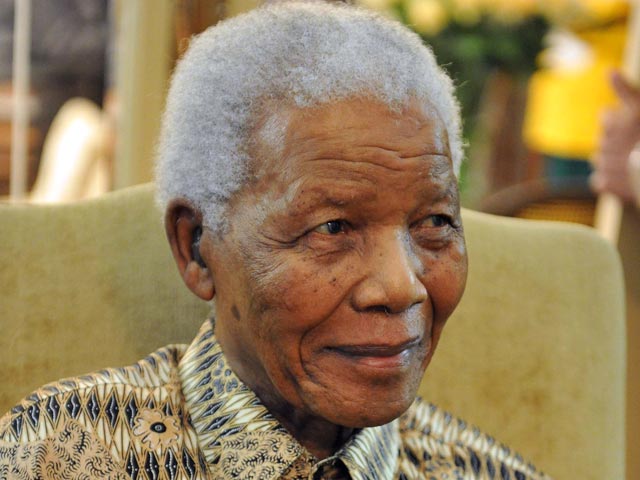 Первый чернокожий президент ЮАР Нельсон Мандела был сегодня ночью вновь госпитализирован с обострением легочной инфекции