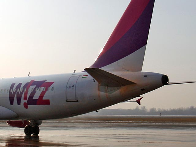 Самолет румынской авиакомпании Wizz Air совершил экстренную посадку в римском международном аэропорту Леонардо да Винчи (Фьюмичино). У лайнера не вышла одна из строек шасси