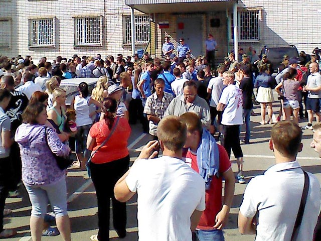 В "народном сходе в защиту русских" в городе Удомля приняли участие около 400 человек