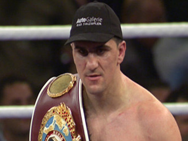 В Германии состоялся боксерский поединок, в котором чемпион мира по версии WBO в первом тяжелом весе 28-летний немец Марко Хук победил большинством решений судей 33-летнего британца Олу Афолаби