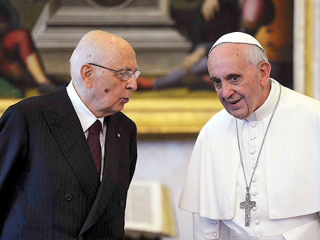 Президент Италии нанес "исторический" визит Папе Франциску