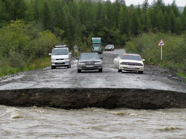 В Якутии в дожди размыли полотно федеральной трассы "Колыма", движение по ней остановлено в обоих направлениях