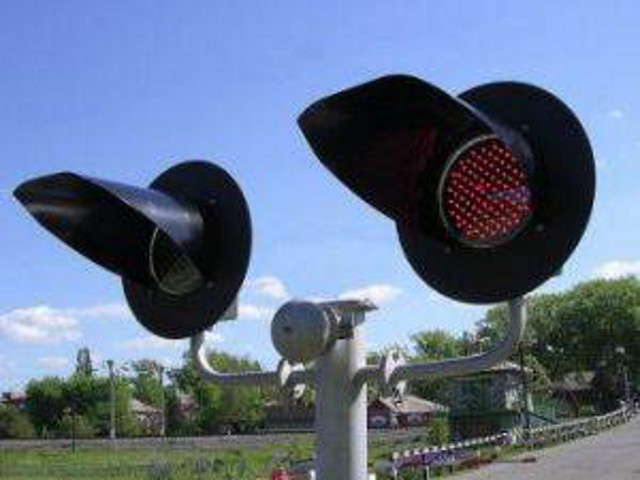 На железнодорожном переезде в Адыге-Хабльском районе Карачаево-Черкесии грузовой поезд врезался в автомобиль "ВАЗ-2106". Восемь человек, в том числе трое детей, получили травмы