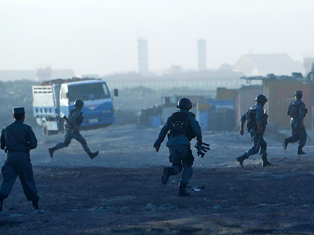 Афганские боевики атаковали в понедельник международный аэропорт в столице страны Кабуле. Ответственность за нападение взяла на себя группировка "Талибан"