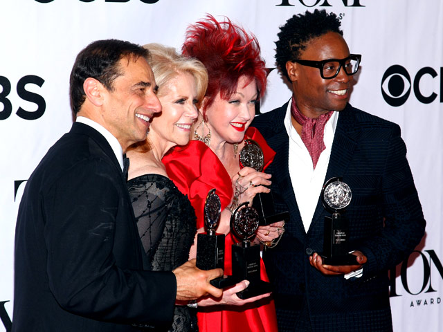 Мюзикл "Чумовые боты" (Kinky Boots) с участием известной американской певицы и актрисы Синди Лопер стал триумфатором 67-й церемонии награждения театральной премией Tony, которая прошла в воскресенье в нью-йоркском Радио Сити мюзик-холле