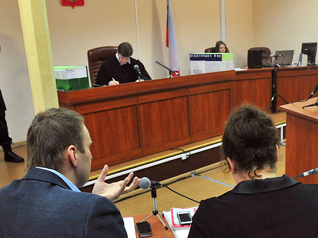 В кировском районном суде после перерыва, продлившегося больше недели, возобновились слушания по делу "Кировлеса" над Алексеем Навальным и Петром Офицеровым